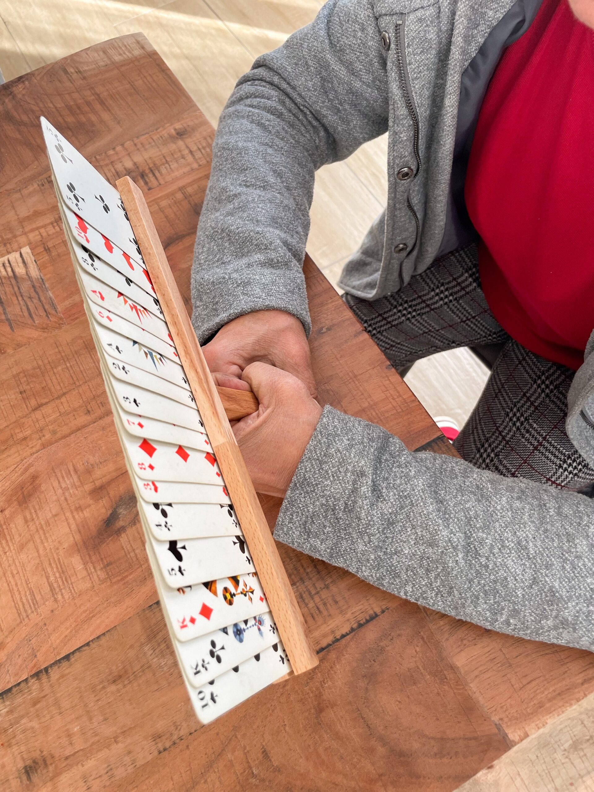 Spielkartenhalter aus Holz | Ideal für Kinder, Senioren & Familien – Bild 3
