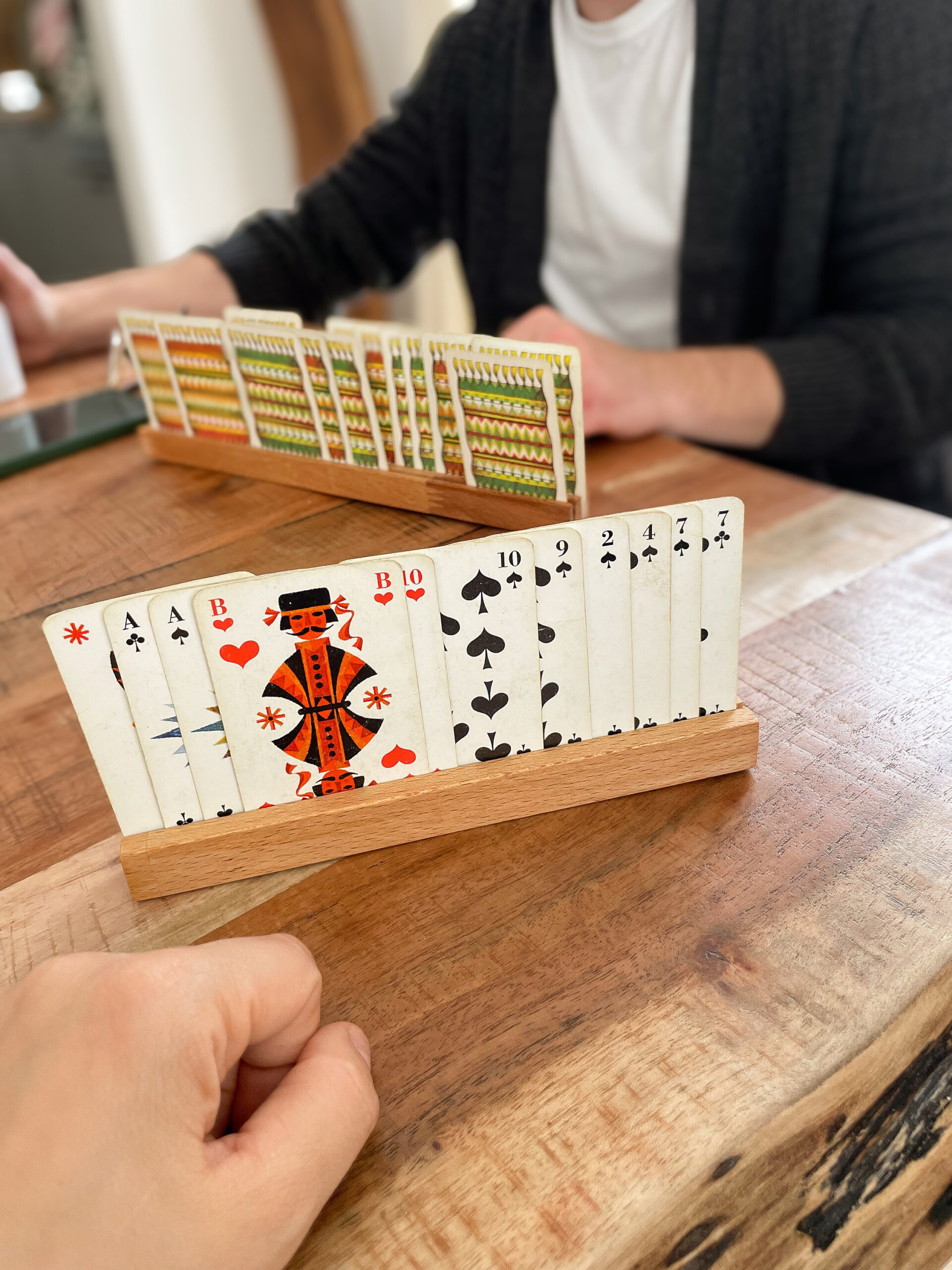 Spielkartenhalter aus Holz | Ideal für Kinder, Senioren & Familien – Bild 4