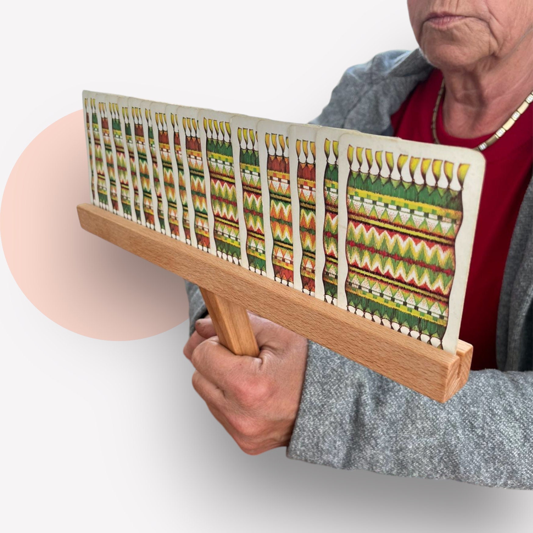 Spielkartenhalter aus Holz | Ideal für Kinder, Senioren & Familien – Bild 2